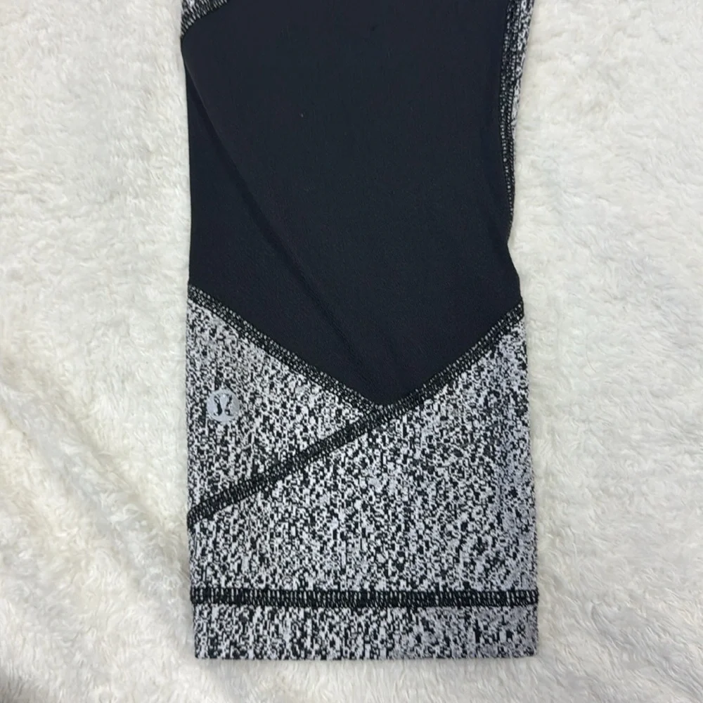 Lululemon Athletica Black and Gray Patterned Leggings - Picture 3 of 8